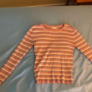 This is a size medium in juniors. It’s fits comfortably and is amazing also warm